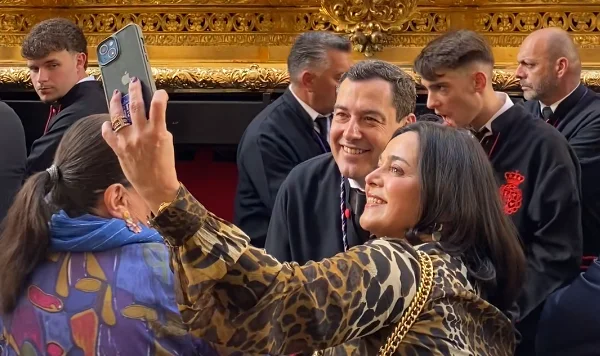 Juanma Moreno, fotografiándose este Miércoles Santo / Cristina Miguel