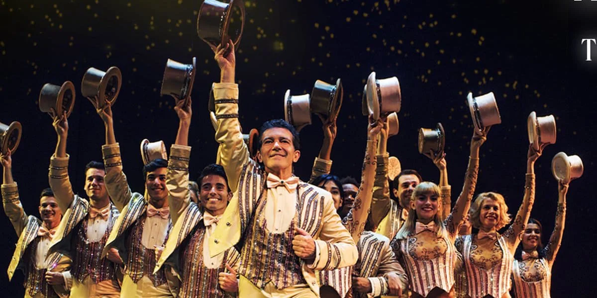 Banderas y parte del elenco en uno de los números de la obra. (ABC