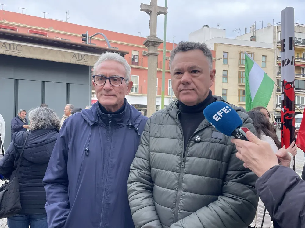 Juan Antonio Delgado, candidato de Podemos, acompañado de Diego Cañamero, activista andalucista. / Podemos Andalucía