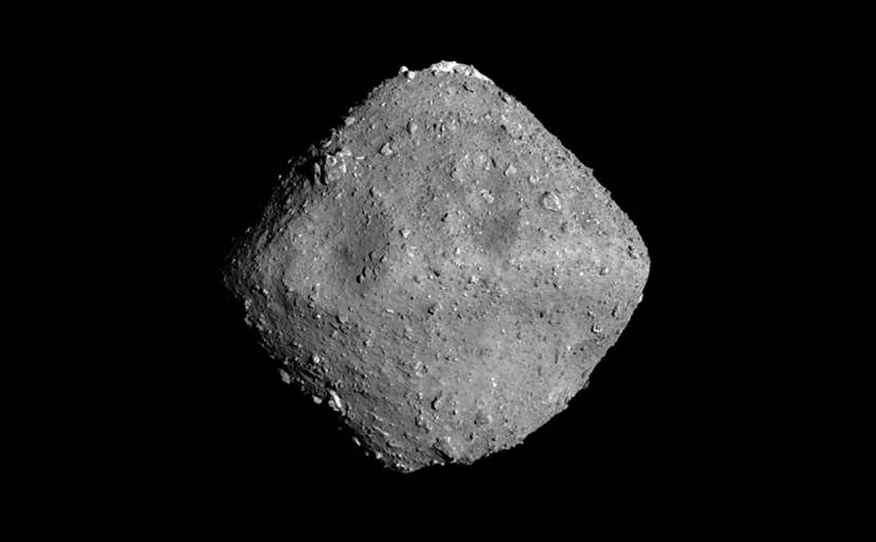 Primera-radiografia-del-asteroide-Ryugu-oscuro-y-con-una-elevada-porosidad