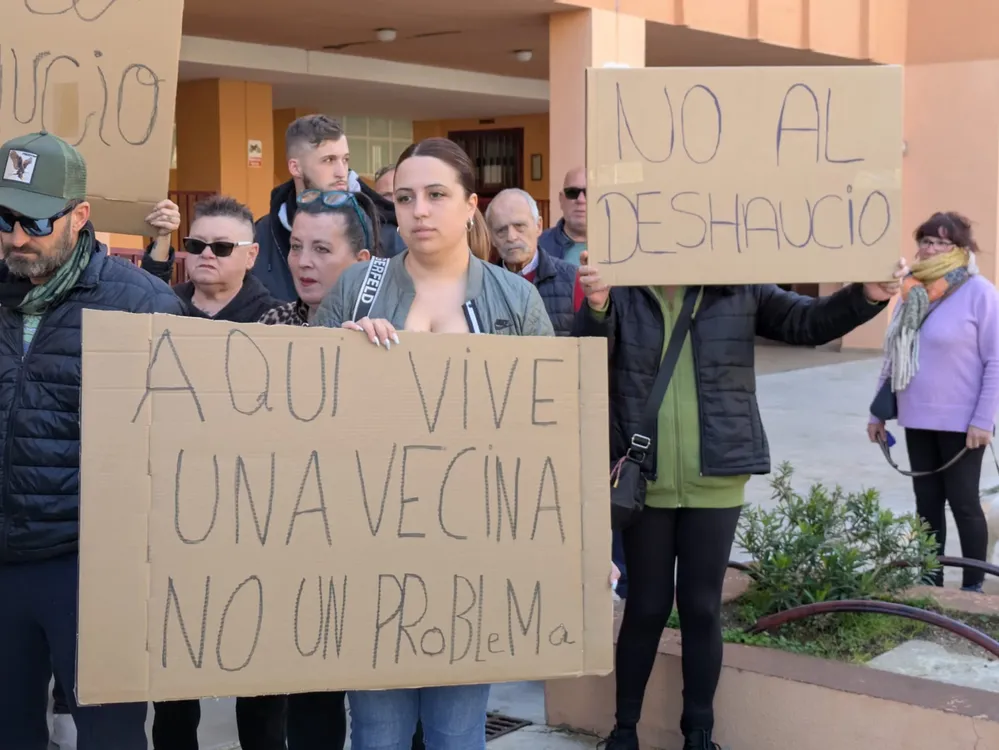 Vecinos muestran su apoyo a Almudena con carteles / Samuel Saborido