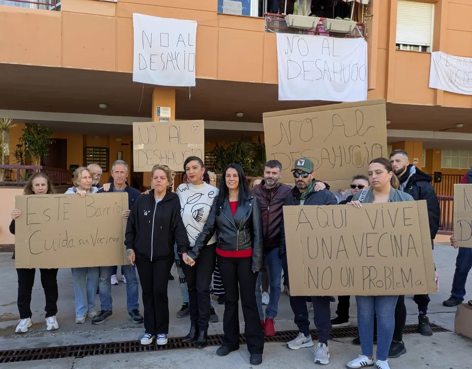 Vecinos y portavoces de Con Málaga y Un Techo por Derecho, arropan a Almudena antes de su desahucio / Samuel Saborido 