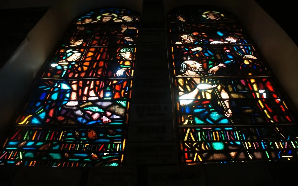 El interior de una iglesia, en una imagen de archivo / Canva Ed. (Getty Images)