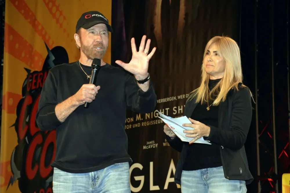 Chuck Norris junto a su mujer. EP