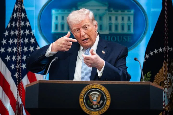 el-presidente-de-eeuu-donald-trump-simula-disparar-un-arma-durante-una-conferencia-de-prensa-de-la-casa-blanca-sobre-la-guerra-en-iran-el-lunes-6-de-abril-de-2026