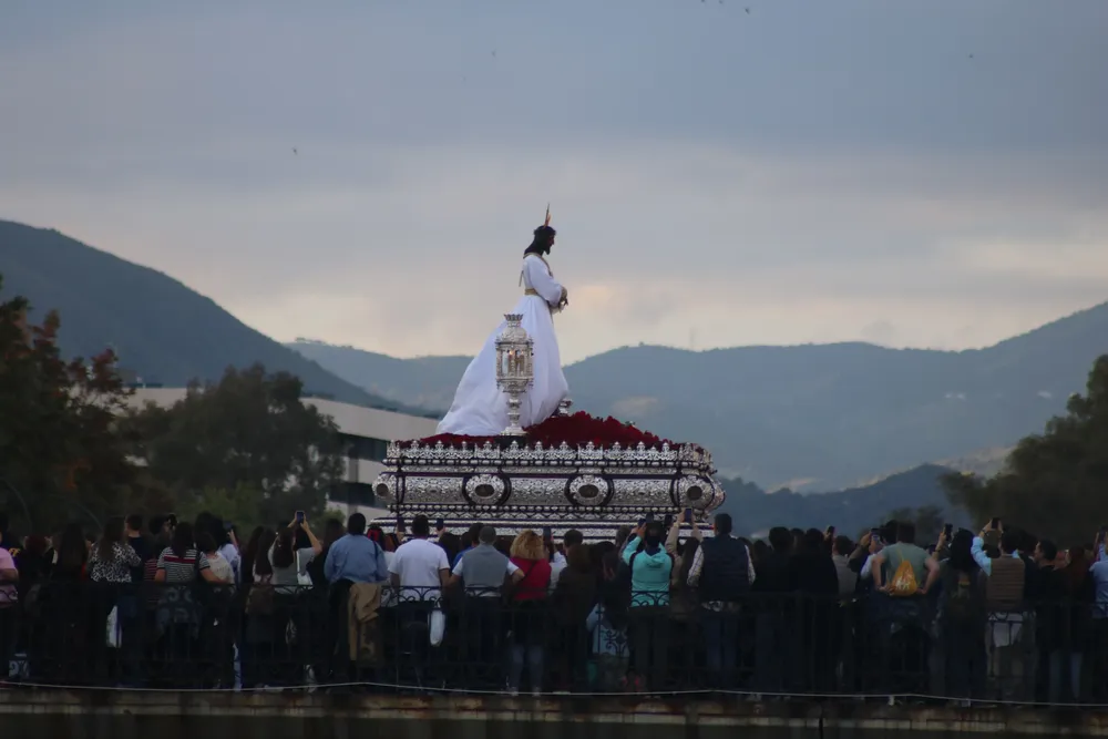 La imagen de Nuestro Padre Jesús Cautivo recorriendo las calles de la capital malagueña / Juanma Ponferrada