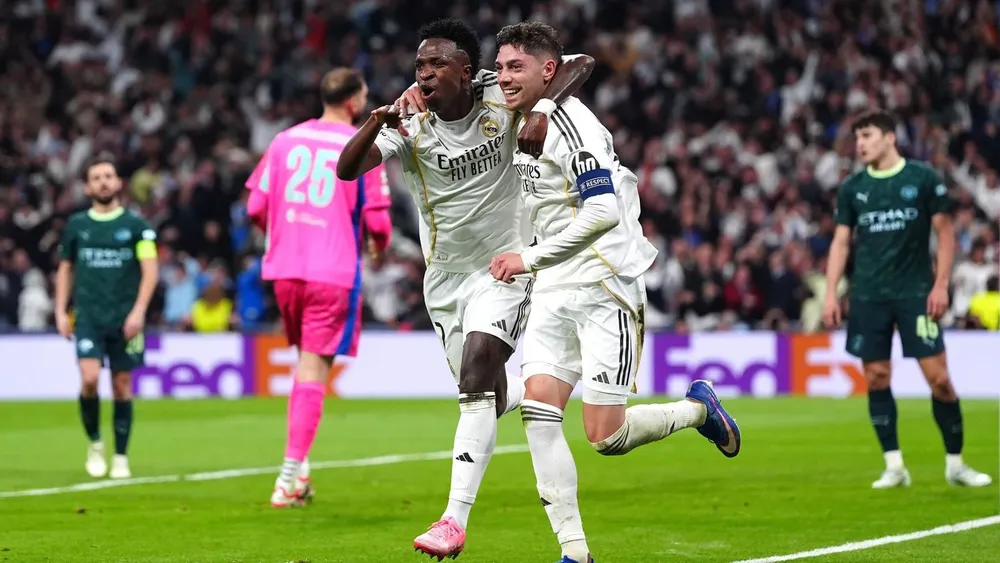 Federico Valverde celebrando su hat-trick junto a Vinicius / El Confidencial